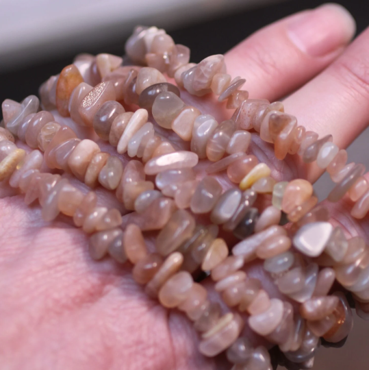 Gemstone Chip Bracelets – Common Crystals in Bulk Wholesale: White Rainbow Moonstone